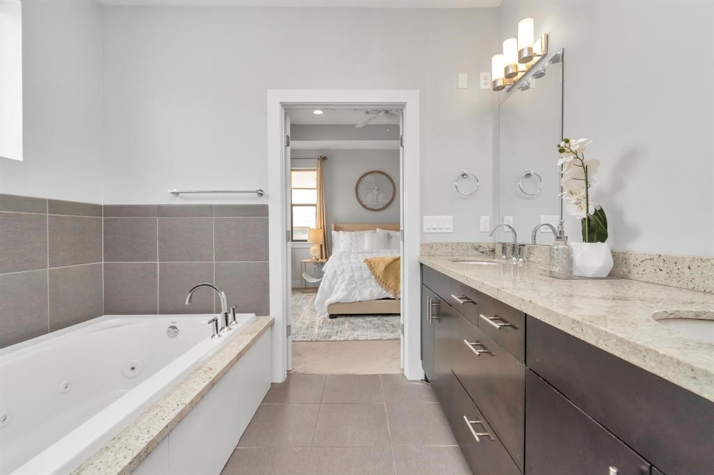 2119 Hadley Street Houston, TX 77003 - Photo 16 of 29 Master Full Bathroom