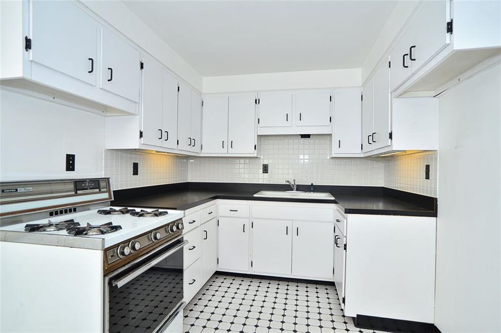 171 William Circle McKees Rocks, PA 15136 - Photo 4 of 14 Kitchen