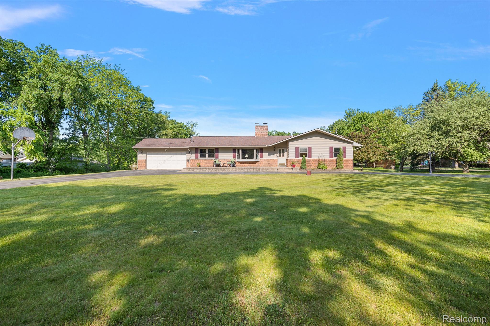 10345 Hadley Road Clarkston, MI 48348 - Photo 59 of 61 Circular dirveway