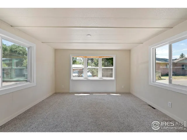 a view of empty room with window