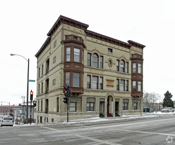 $2,350 | 328 East Knapp Street, Milwaukee, WI 53202