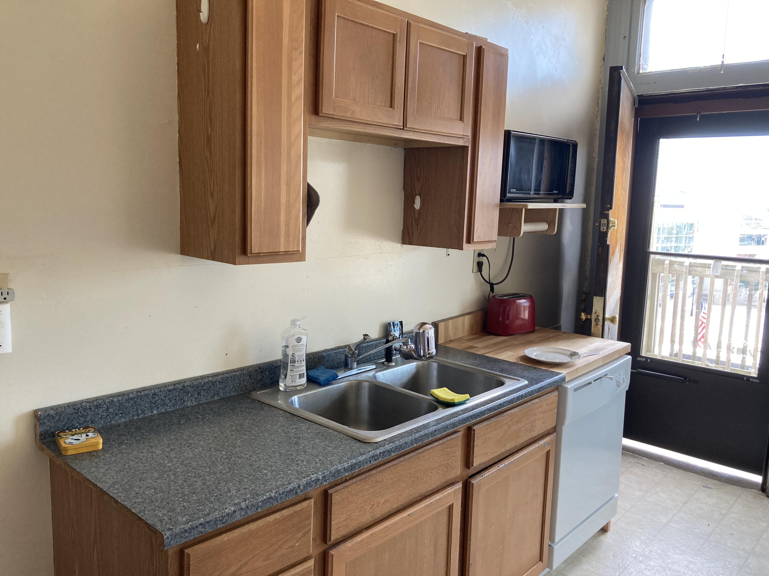 328 East Knapp Street Milwaukee, WI 53202 - Photo 3 of 10 Kitchen (2)