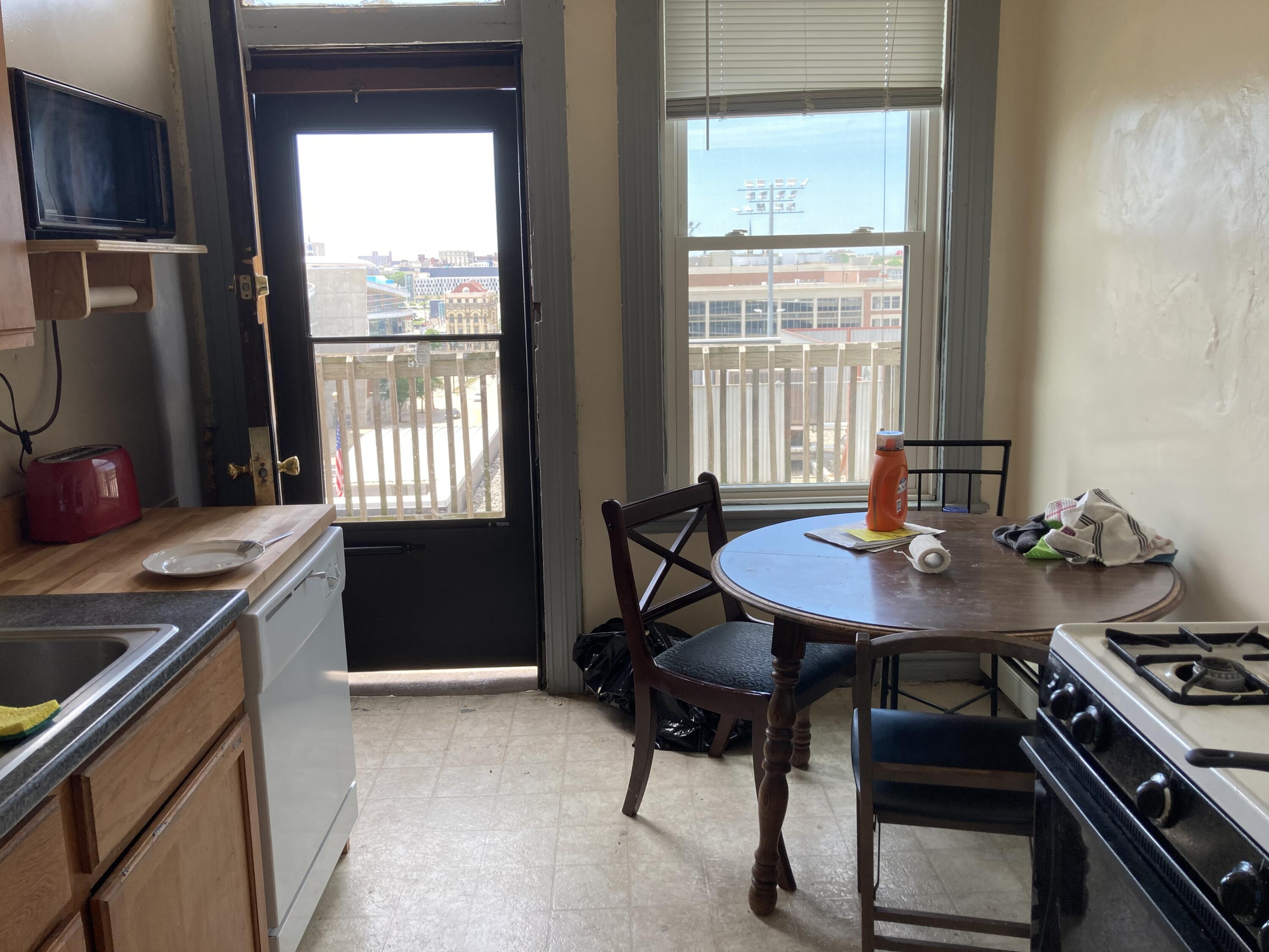 328 East Knapp Street Milwaukee, WI 53202 - Photo 4 of 10 Kitchen (3)