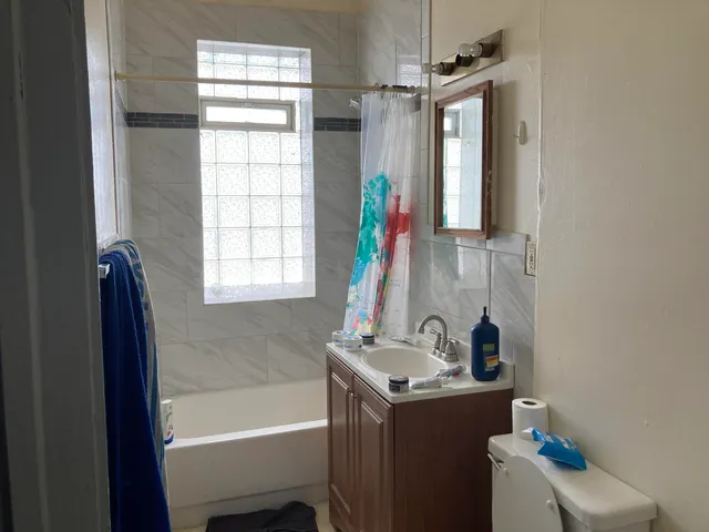 $2,350 | 328 East Knapp Street, Milwaukee, WI 53202