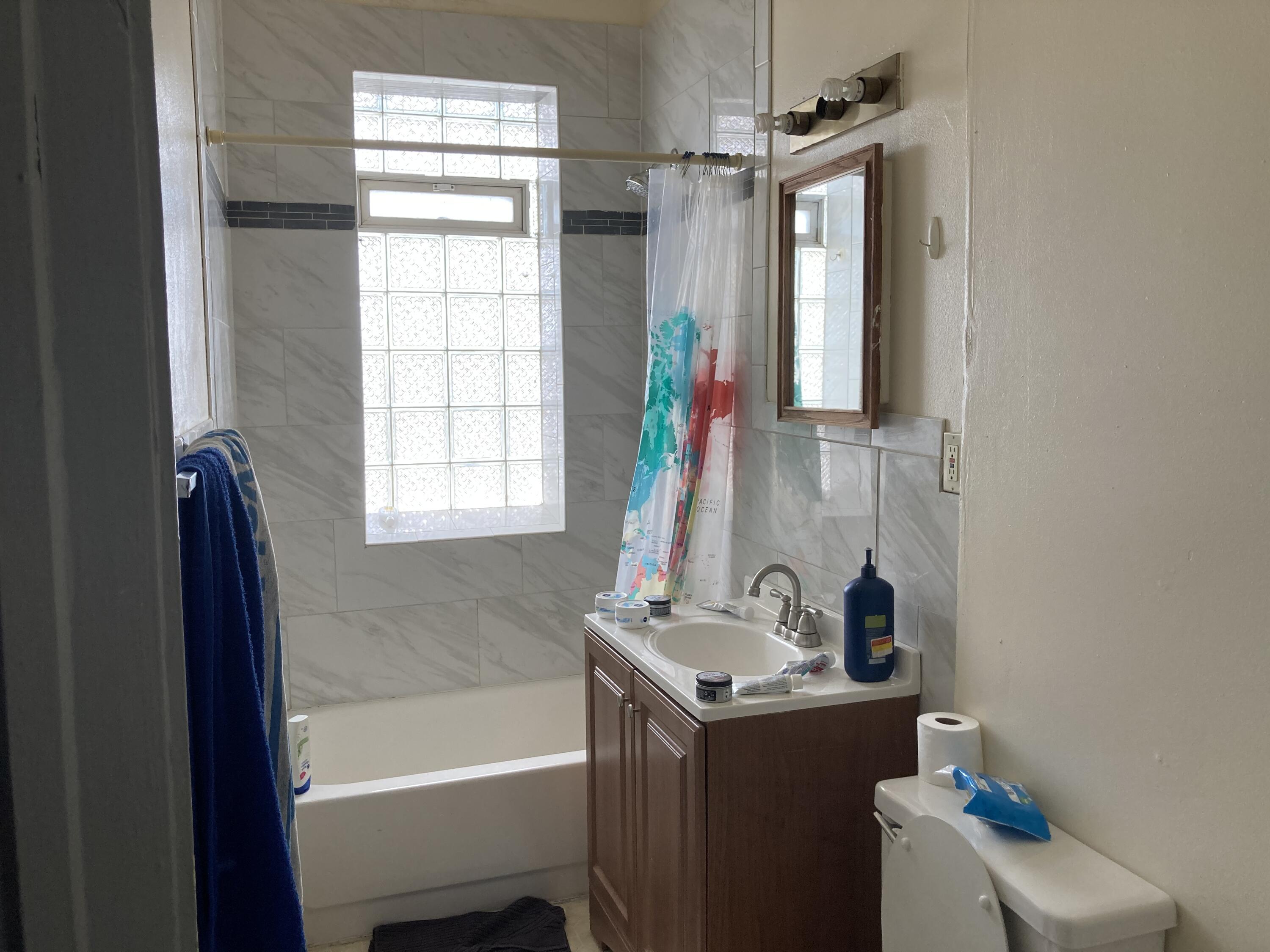 328 East Knapp Street Milwaukee, WI 53202 - Photo 5 of 10 Bathroom