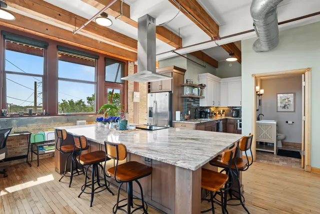 $3,000 | 215 West Maple Street, Unit 312, Milwaukee, WI 53204