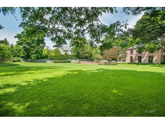 76 Locust Road Winnetka, IL 60093 - Photo 23 of 25 a backyard of a house with lots of green space