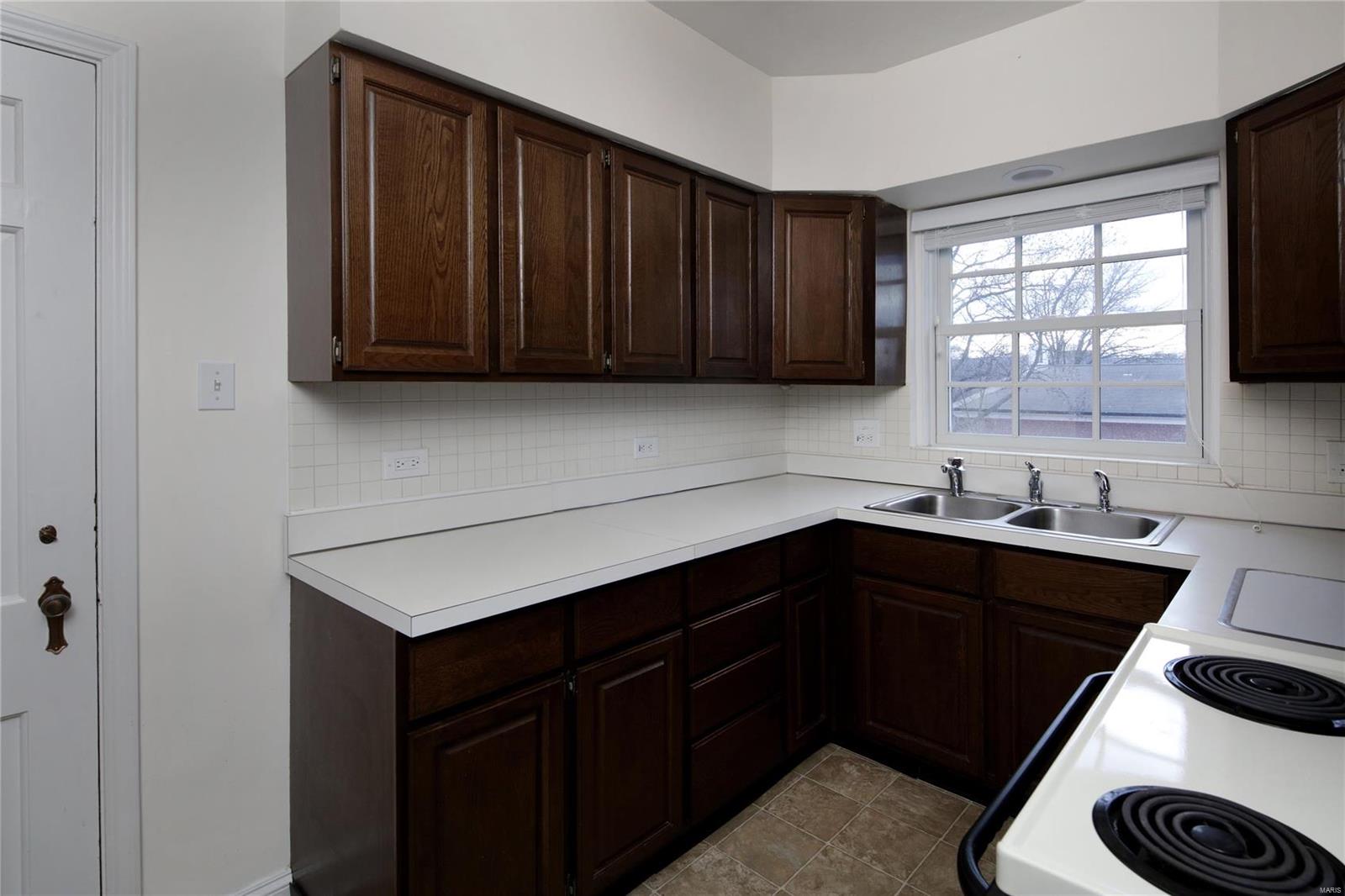 925 South Hanley Road, Unit A St. Louis, MO 63105 - Photo 8 of 11 Gallery Image 8