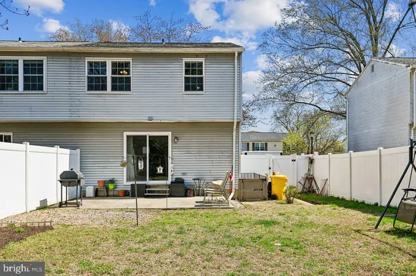 a view of a house with backyard