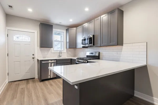 $5,900 | 1725 North Honore Street, Unit 2R, Chicago, IL 60622