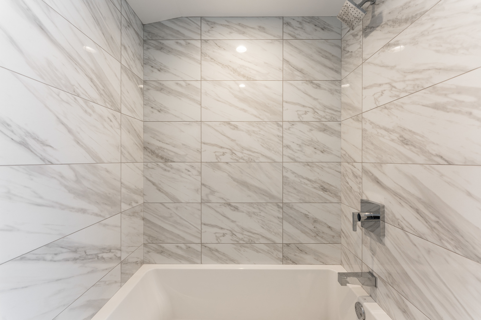 1725 North Honore Street, Unit 2R Chicago, IL 60622 - Photo 7 of 9 a bathroom with a bathtub