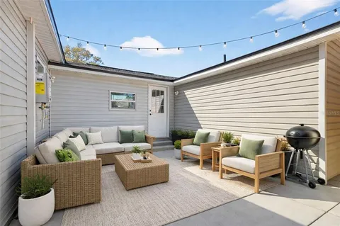 a view of a backyard
