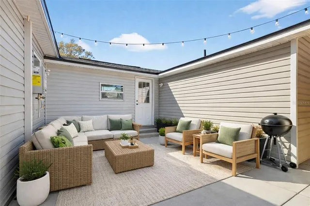 a view of a backyard