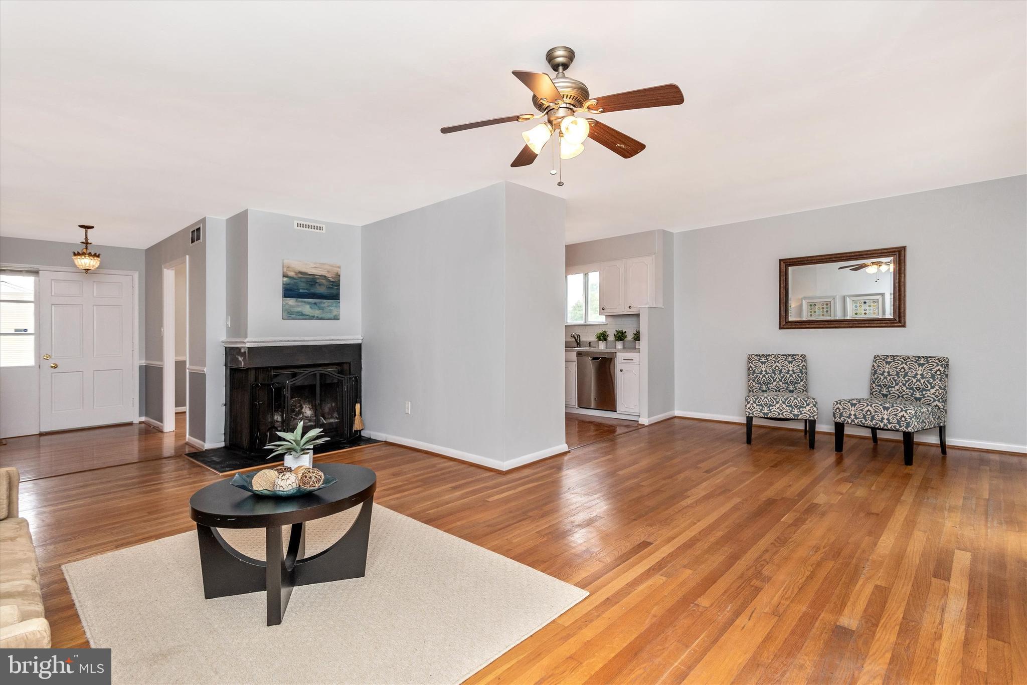 10583 Gateridge Road Cockeysville, MD 21030 - Photo 13 of 48 Living Room