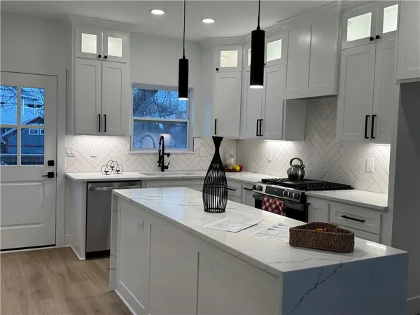 $575,000 | 2019 Summit Street, Kansas City, MO 64108
