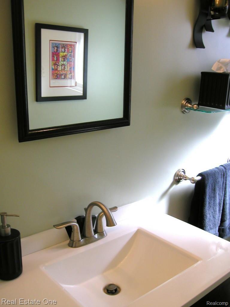 32417 Hearthstone Road Farmington, MI 48334 - Photo 29 of 37 LAV SINK/MIRROR