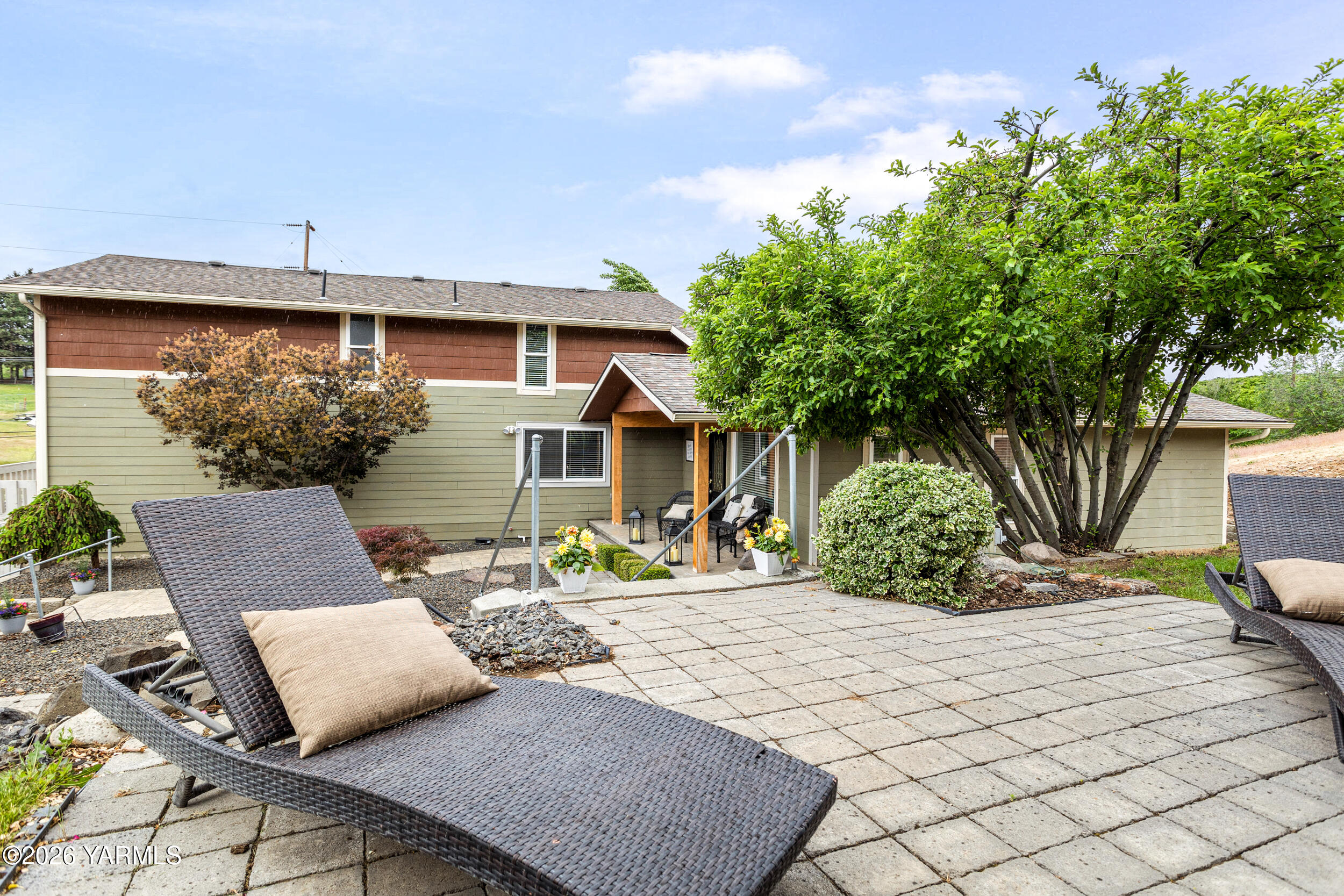 2121 Pleasant Hill Road Selah, WA 98942 - Photo 35 of 38 a view of a house with backyard and sitting area