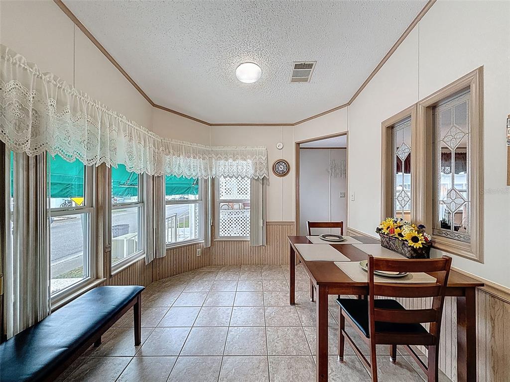 1001 Starkey Road, Unit 259 Largo, FL 33771 - Photo 12 of 30 Breakfast Area in Kitchen
