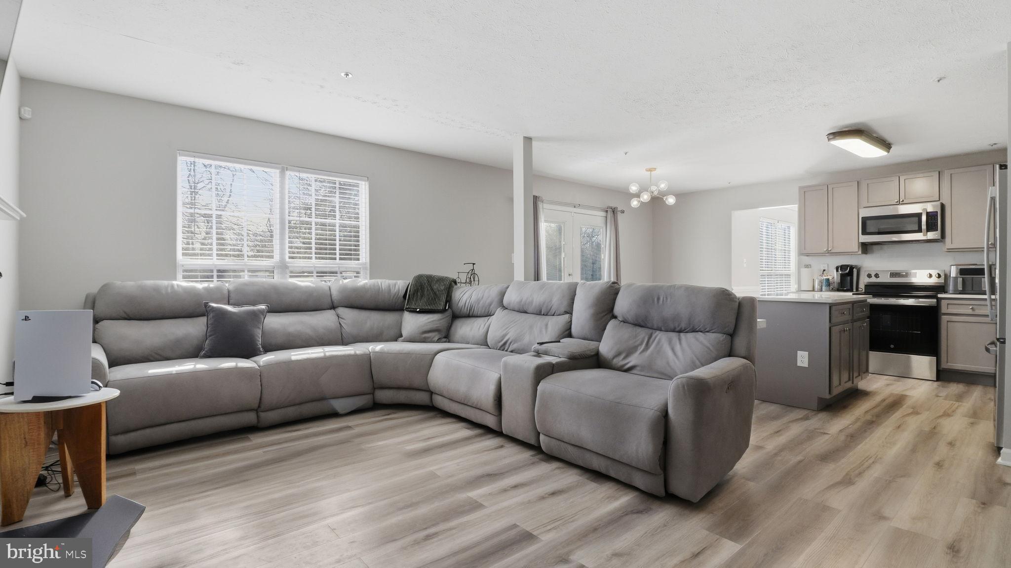 7105 Friendship Road Clinton, MD 20735 - Photo 6 of 42 Spacious living area with natural light.