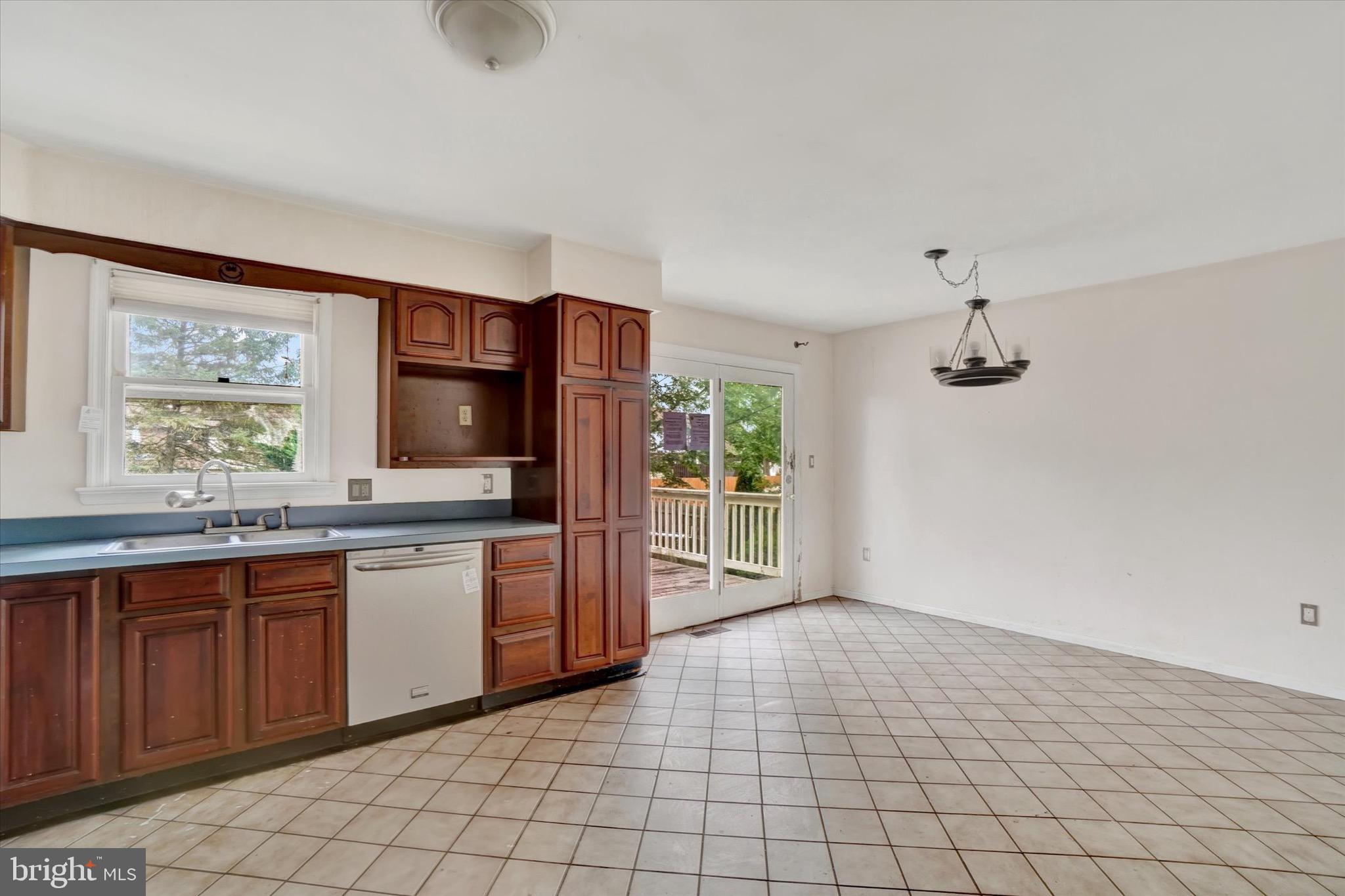 2248 Chestnut Road York, PA 17408 - Photo 4 of 18