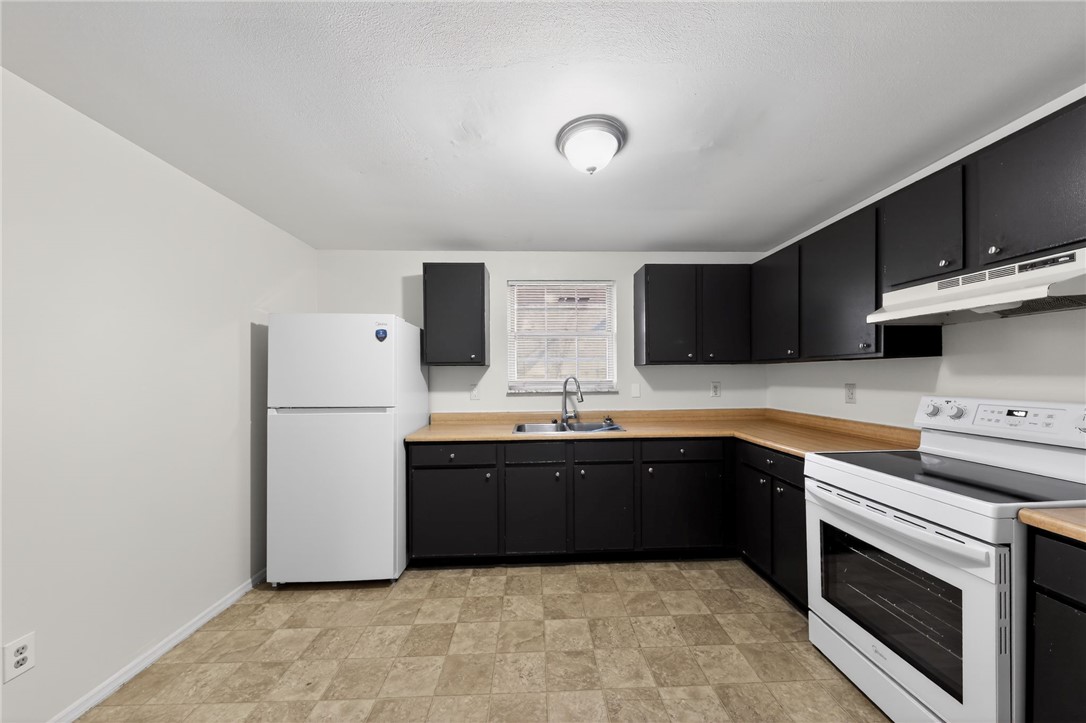6070 Charlesgate Road Huber Heights, OH 45424 - Photo 18 of 29 This spacious kitchen offers ample cabinet storage and essential appliances for daily living.