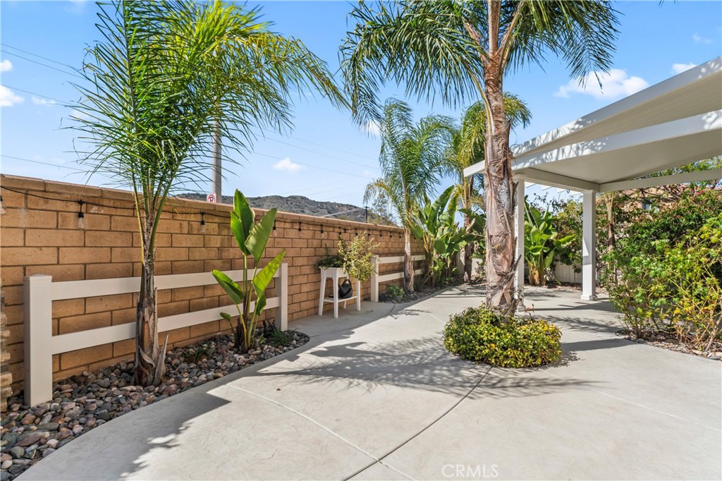 35114 Persano Place Fallbrook, CA 92028 - Photo 29 of 45 a front view of a house with garden