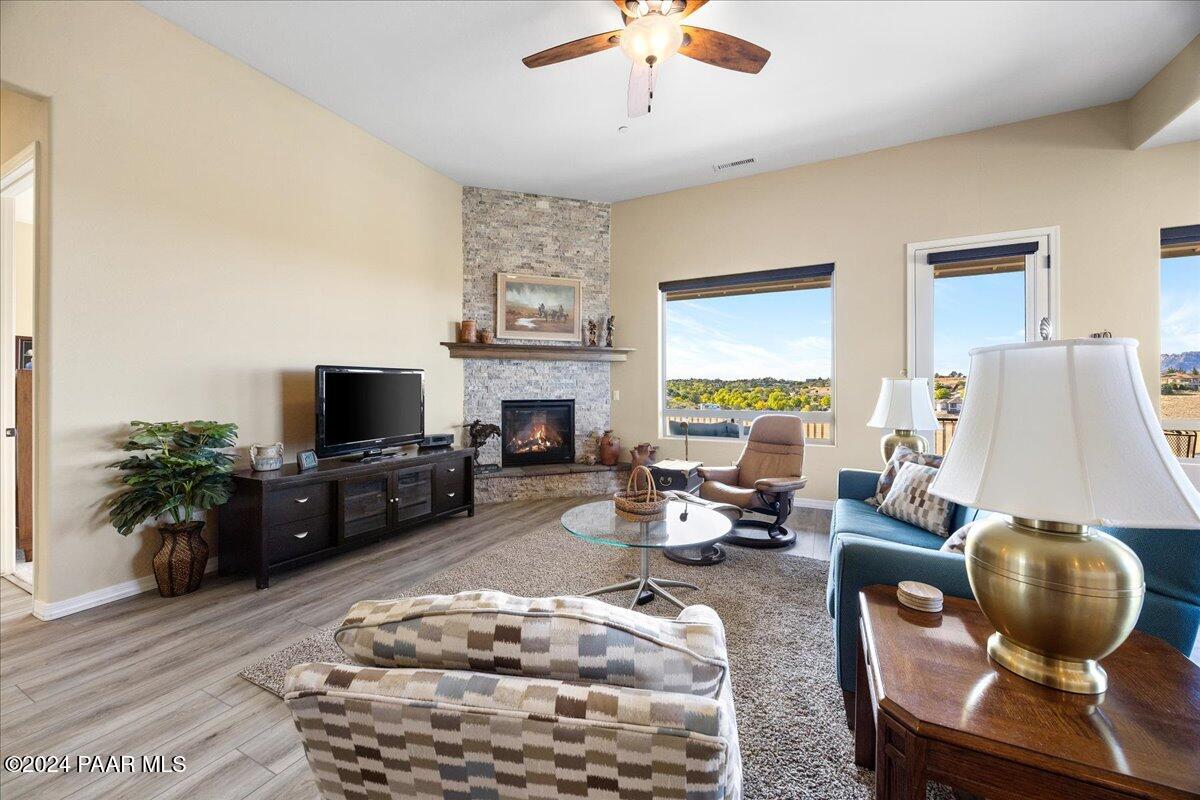 334 Breezy Road Prescott, AZ 86301 - Photo 10 of 43 Living Room