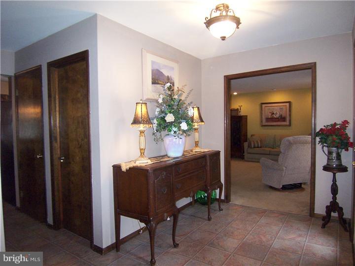 46 Ridgeview Avenue Berlin, NJ 08009 - Photo 2 of 18 Foyer