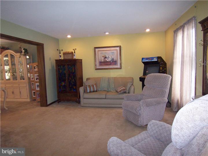 46 Ridgeview Avenue Berlin, NJ 08009 - Photo 4 of 18 Living Room