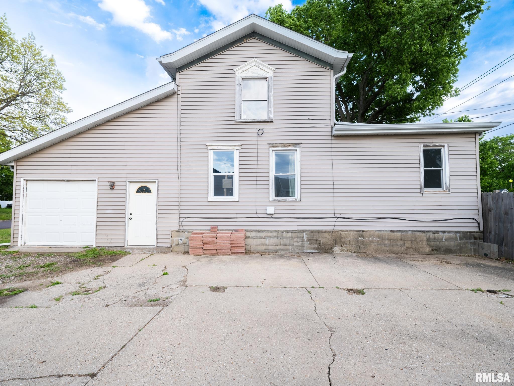 715 North 4th Street Pekin, IL 61554 - Photo 4 of 13