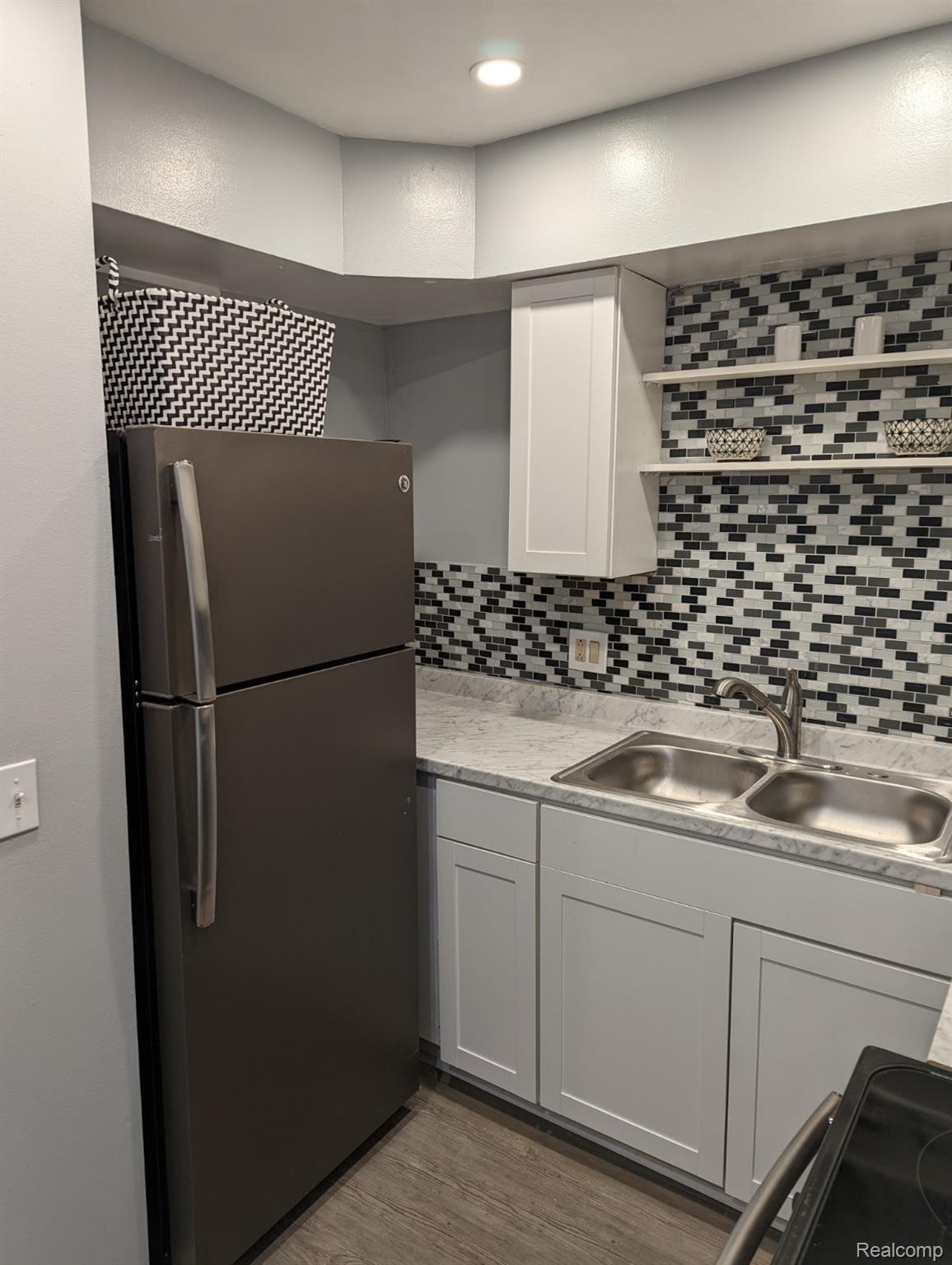 29201 Hayes Road, Unit 5 Warren, MI 48088 - Photo 3 of 20 Kitchen w/Large Fridge