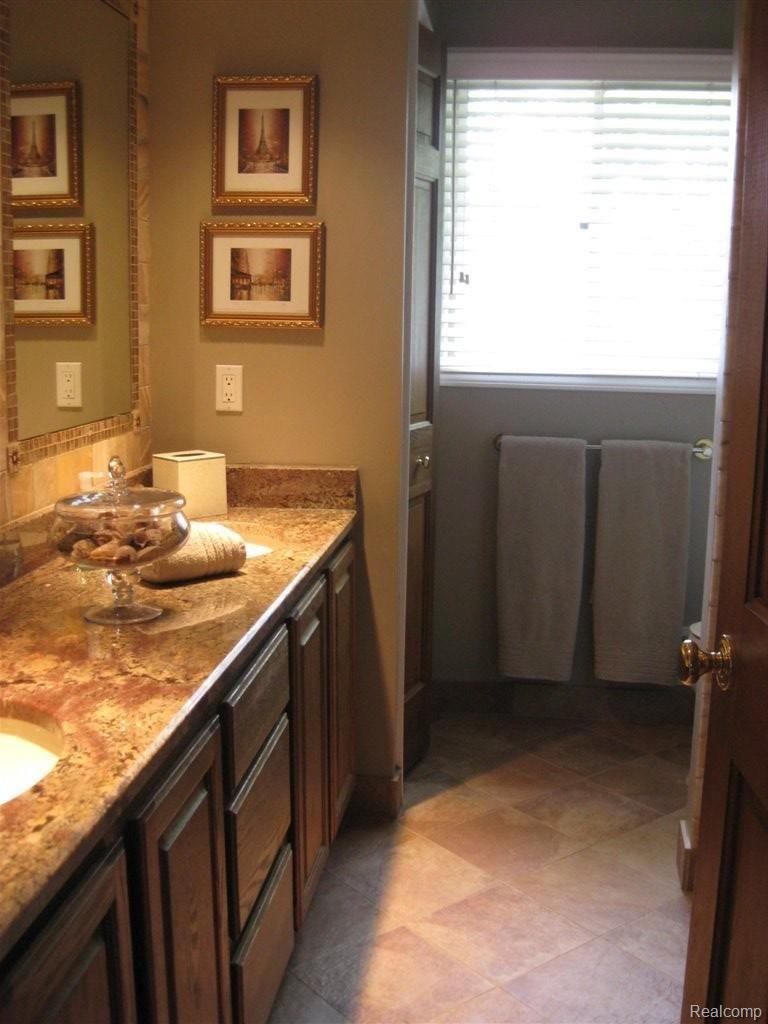 1727 Jason Circle Rochester, MI 48306 - Photo 14 of 20 Upstairs Bath w/ Granite