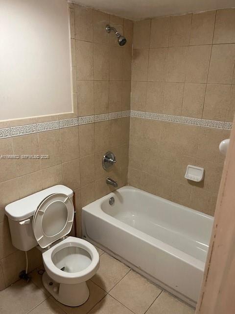 4250 West 11th Lane, Unit 43 Hialeah, FL 33012 - Photo 18 of 31 a bathroom with a toilet and a bathtub