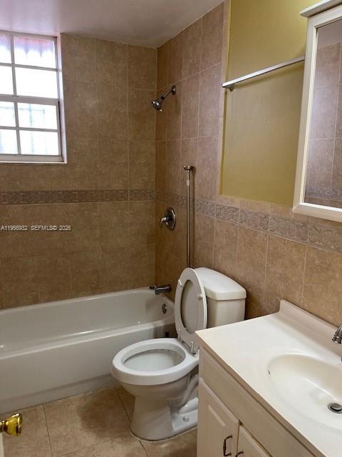 4250 West 11th Lane, Unit 43 Hialeah, FL 33012 - Photo 24 of 31 a bathroom with a toilet a sink and bathtub