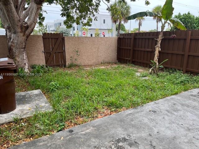 4250 West 11th Lane, Unit 43 Hialeah, FL 33012 - Photo 27 of 31 a view of a backyard