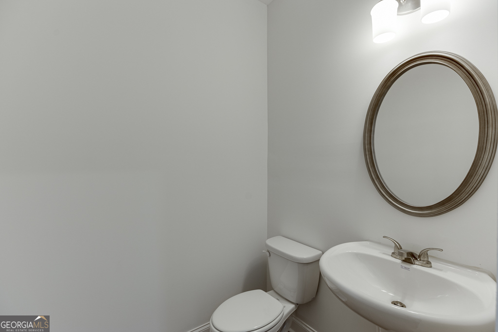929 Lakeview Drive Commerce, GA 30529 - Photo 21 of 44 a bathroom with a toilet a sink and a mirror