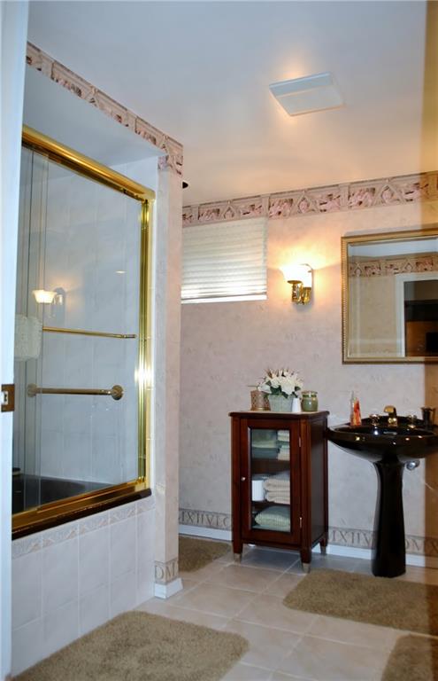 200 Rosscommon Road Wexford, PA 15090 - Photo 20 of 24 Large full bath with separate shower and tub in the lower level!