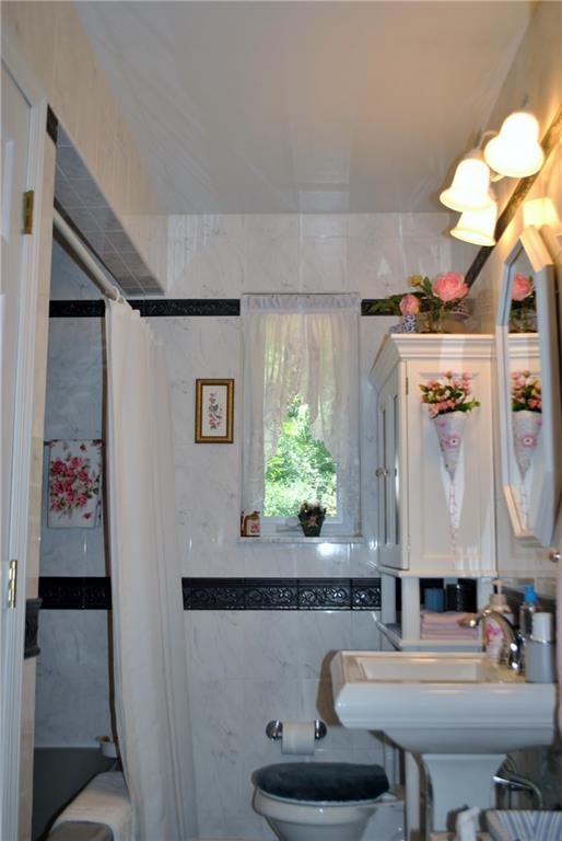 200 Rosscommon Road Wexford, PA 15090 - Photo 21 of 24 2nd full bath on the main floor is loaded with ceramic tile and is tastefully done!