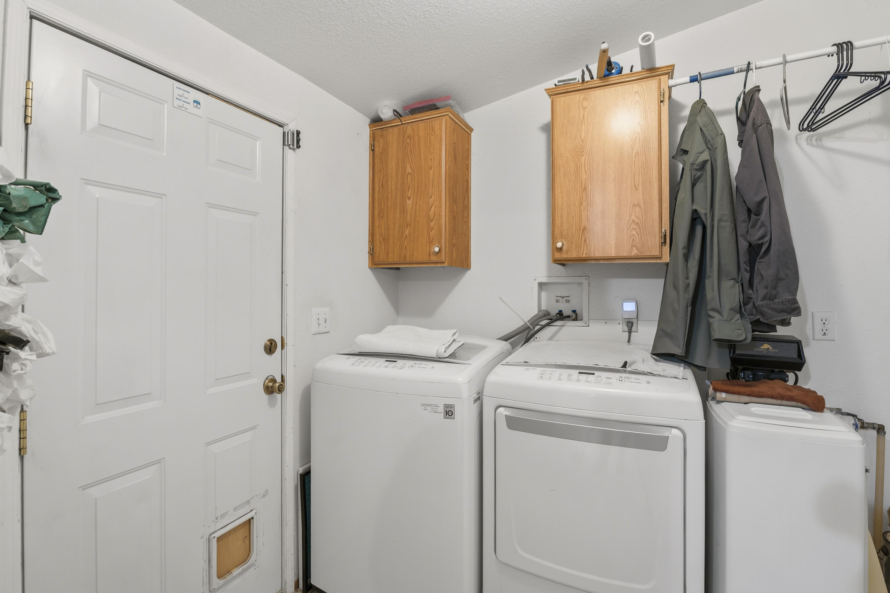 16928 Covina Road Bend, OR 97707 - Photo 17 of 48 a utility room with dryer and washer