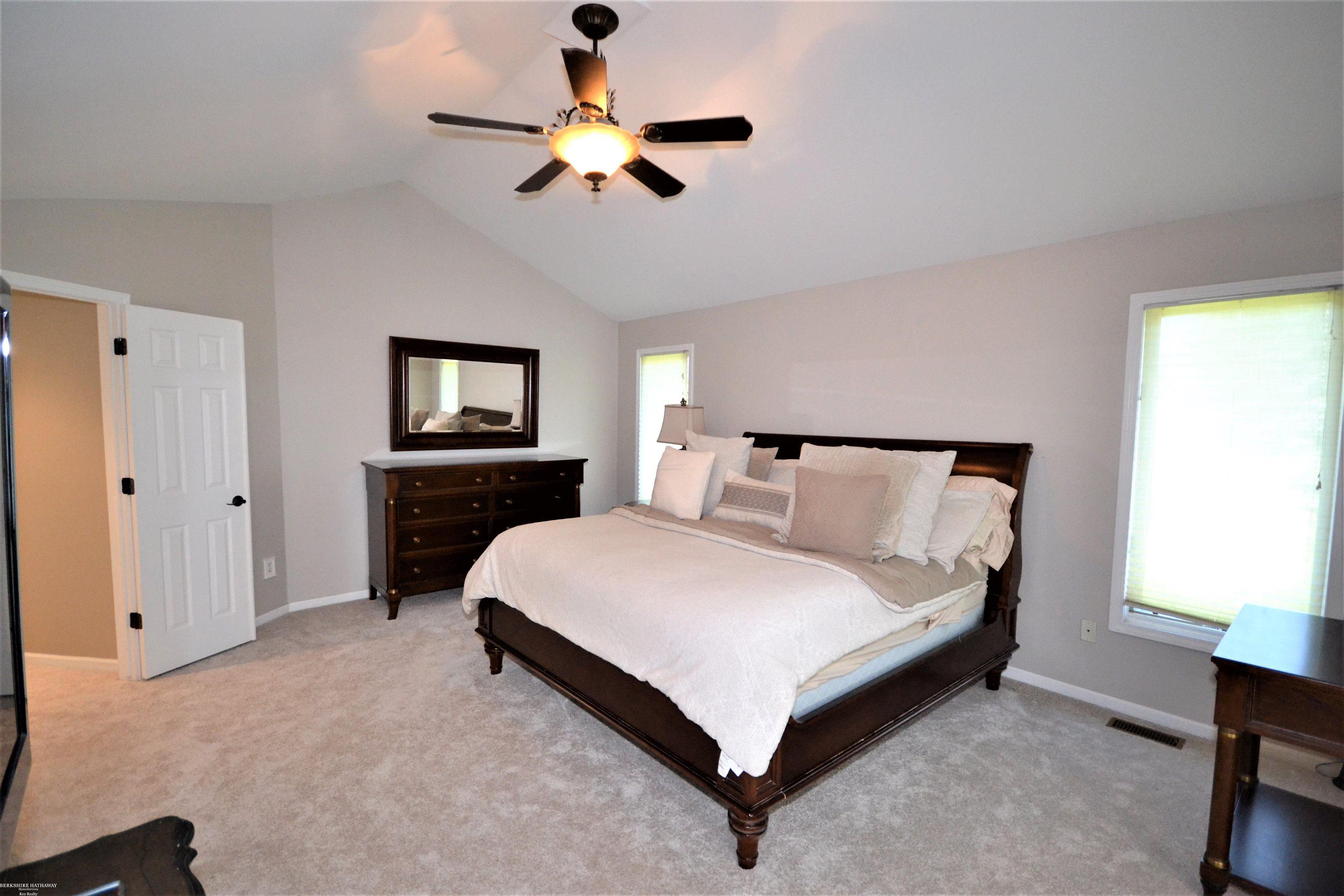 1813 Fox Run Rochester, MI 48306 - Photo 36 of 68 50087438-35.JPG