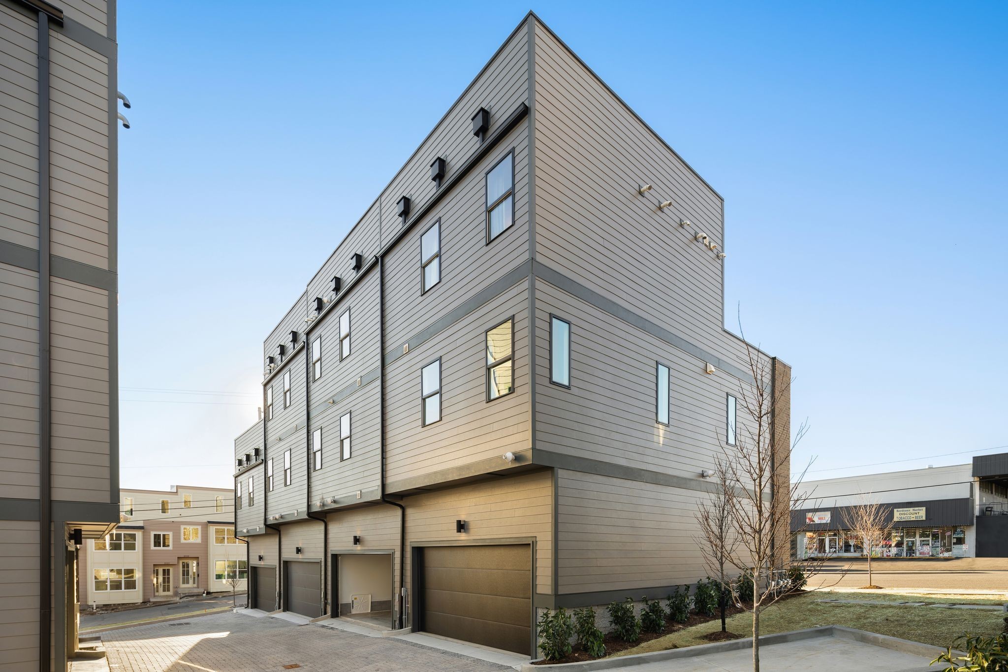 2000 South Hamilton Road, Unit 4 Nashville, TN 37218 - Photo 28 of 37 a front view of a building with street