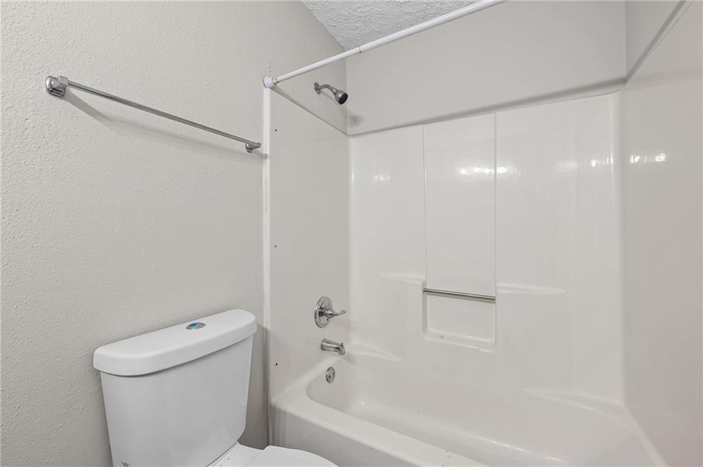 5345 Memorial Lane Southwest Powder Springs, GA 30127 - Photo 20 of 35 a bathroom with a bathtub and a toilet