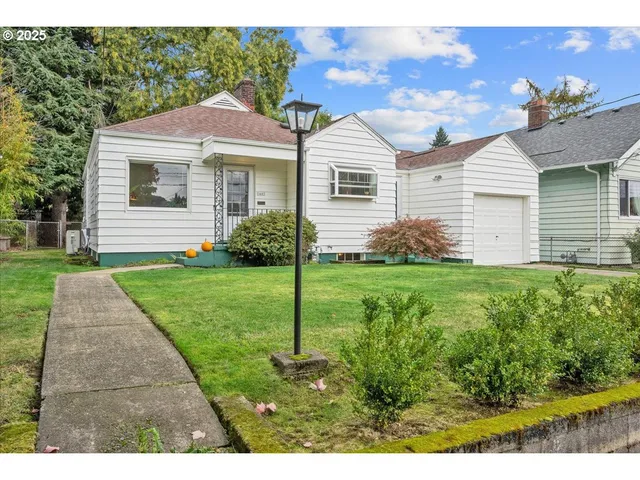 a view of a house with yard and plants
