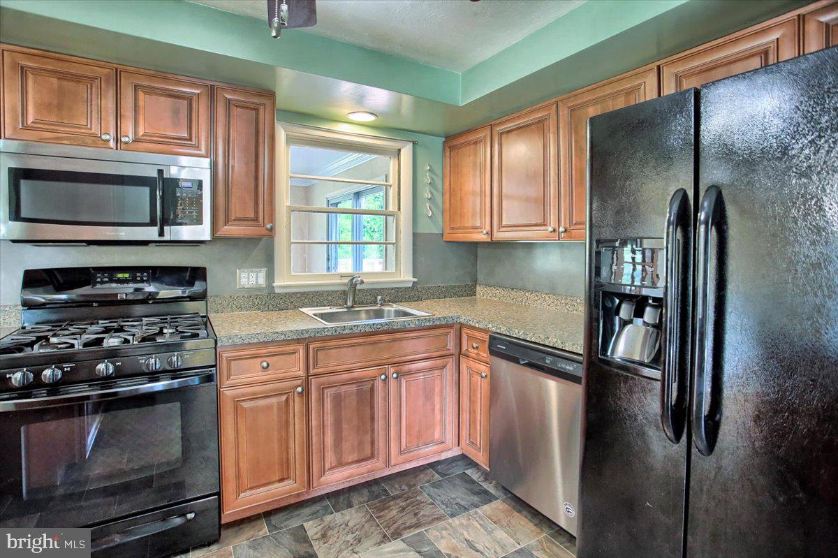 2740 Clearview Road York, PA 17406 - Photo 8 of 30 Newer dishwasher and refrigerator