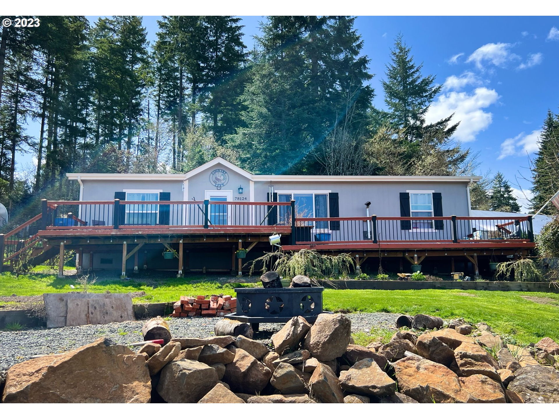78124 Daybreak Drive Cottage Grove, OR 97424 - Photo 2 of 46 a front view of a house with garden