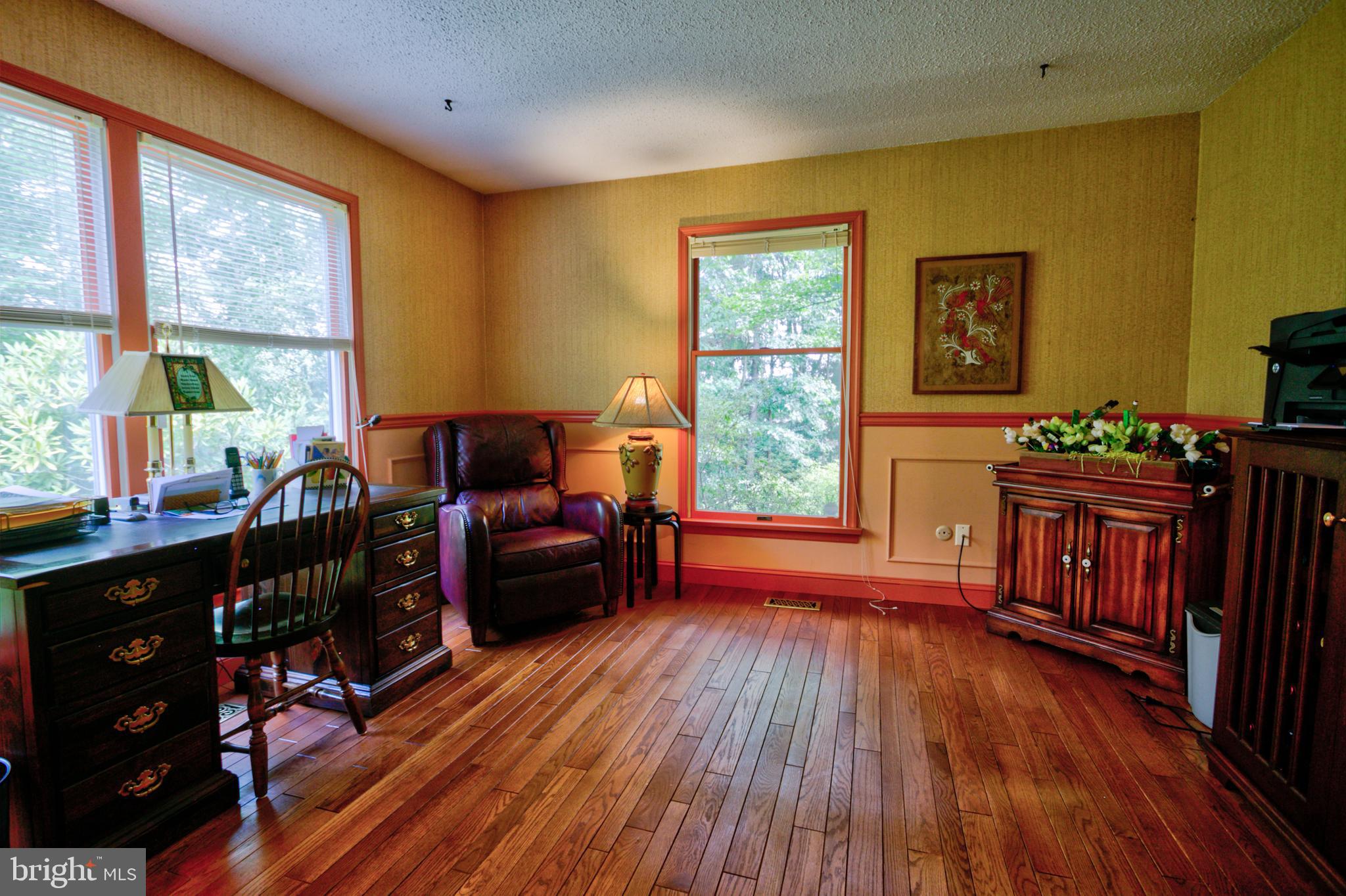 473 Mt Penn Road Reading, PA 19607 - Photo 29 of 53 Oak Flooring/Chair Rail