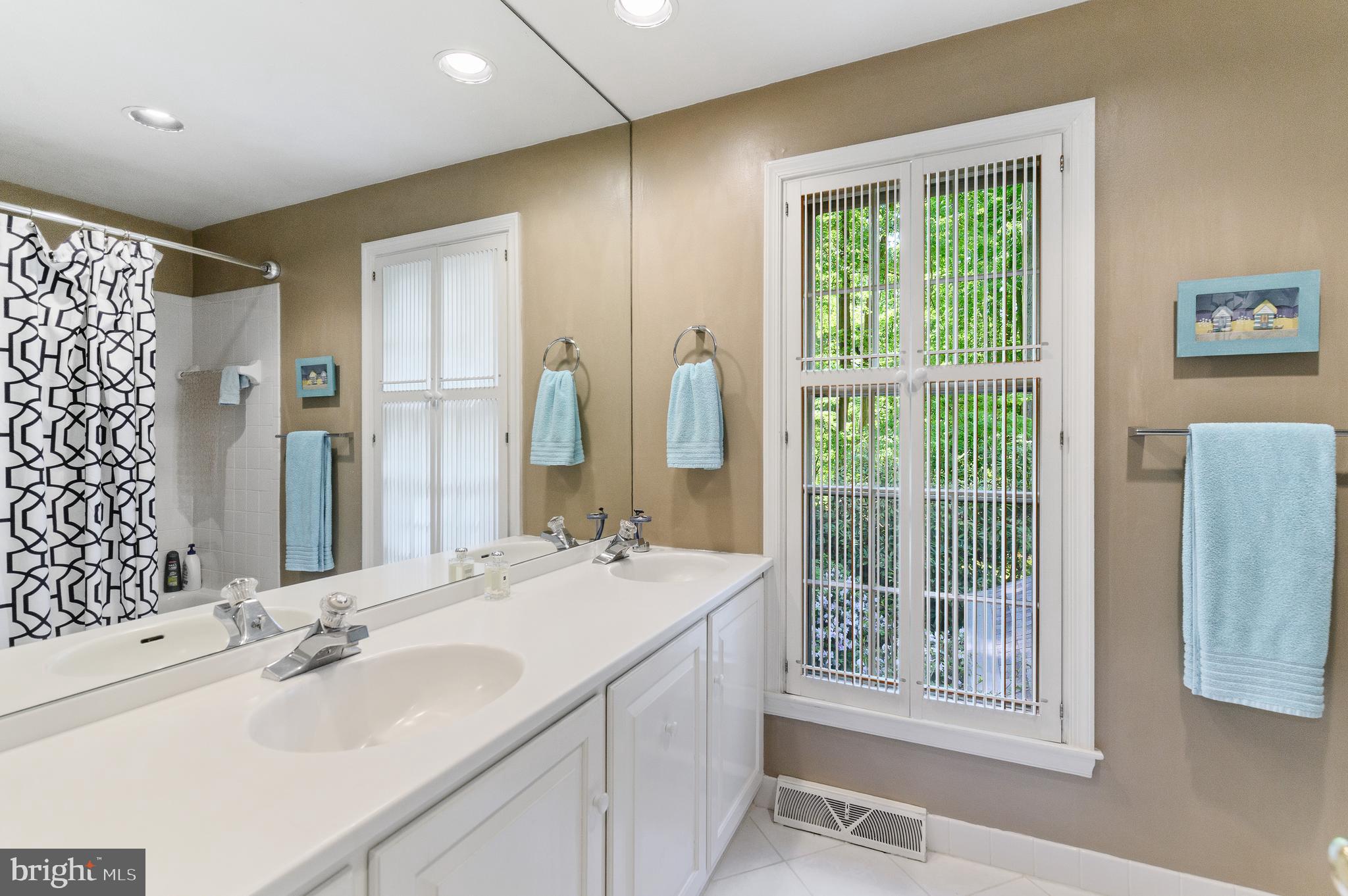 509 Oak Grove Lane Wayne, PA 19087 - Photo 34 of 40 Hall Bath