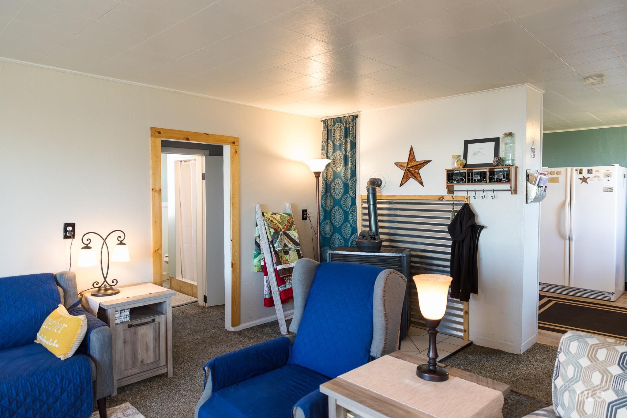 211 Northeast 3rd Avenue Ontario, OR 97914 - Photo 18 of 40 Living area with carpet floors and baseboards