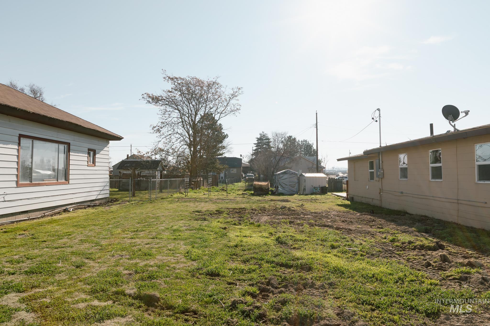 211 Northeast 3rd Avenue Ontario, OR 97914 - Photo 2 of 40 View of yard
