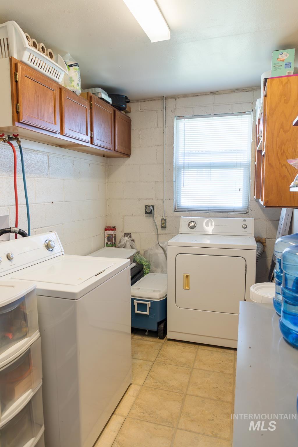 211 Northeast 3rd Avenue Ontario, OR 97914 - Photo 27 of 40 Laundry room featuring washer and clothes dryer and cabinet space